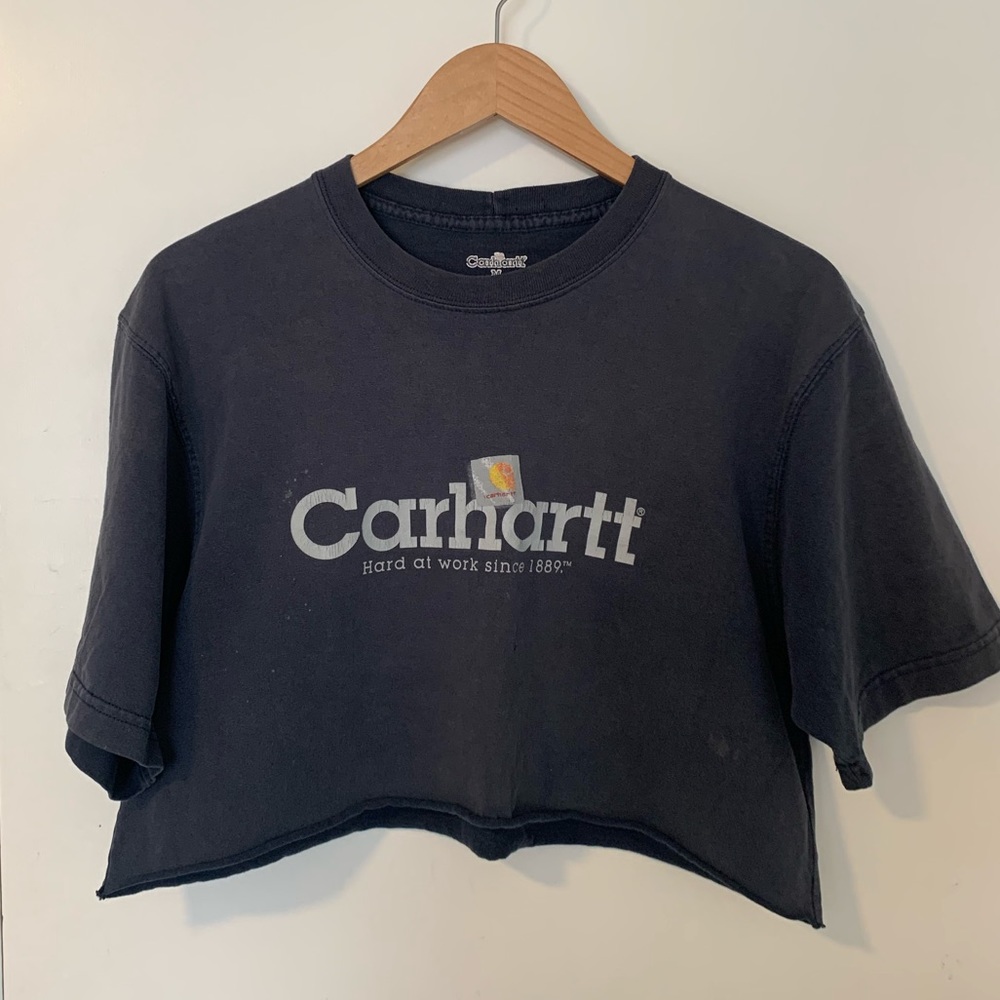 Perfectly distressed cropped carhartt t-shirt